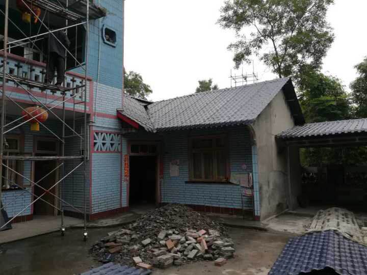 北方兩面坡屋頂幾分水漂亮？采用合成樹脂瓦材料